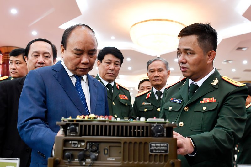 Chủ tịch nước Nguyễn Xuân Phúc tham quan sản phẩm quân sự - quốc phòng do Viettel nghiên cứu, chế tạo