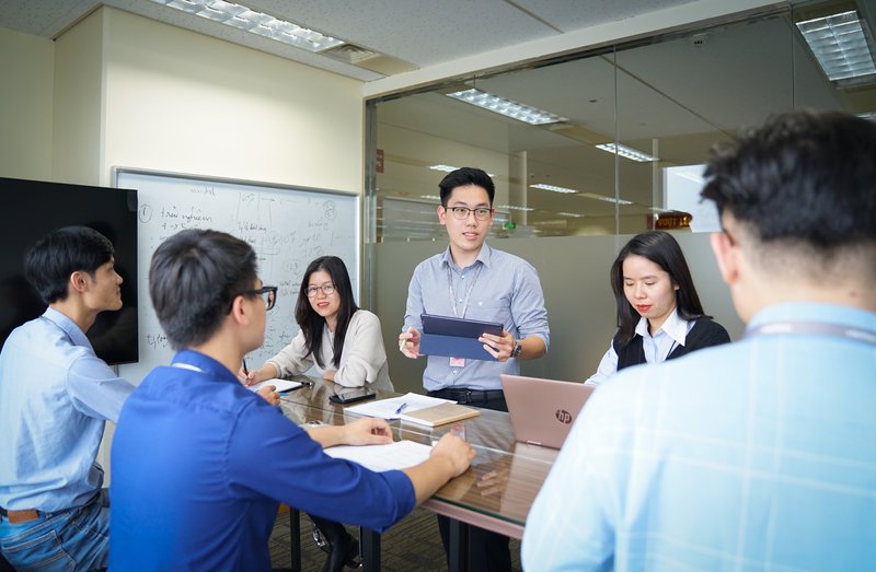 Trần Lê Hoàng cùng những kỹ sư trẻ khác trong nhóm nghiên cứu phải trở thành những chuyên gia về kinh tế để giải được bài toán tiền số.