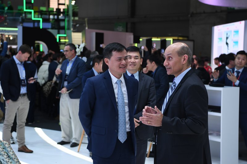 Quan trọng là chúng ta đi lên cao và trở nên mạnh mẽ hơn. Còn khó khăn, chúng ta còn phát triển. Sợ nhất là không có việc đủ thách thức để thôi thúc sự vươn lên trong mỗi người.