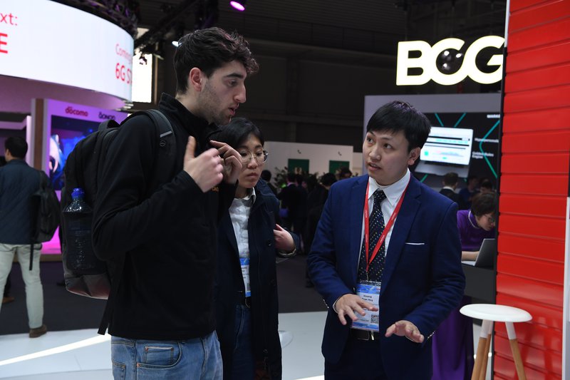 _Trần Huy Hoàng giới thiệu tới bạn bè quốc tế Giải pháp Bản sao số do Viettel nghiên cứu và phát triển.JPG